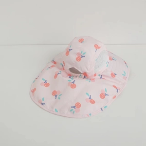 Rosa Kinder-Sonnenhut mit Kirschprint, großer Krempe und atmungsaktivem Netz für Draußen