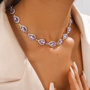 Gros plan du collier de gouttes violettes élégantes avec des accents de zircon