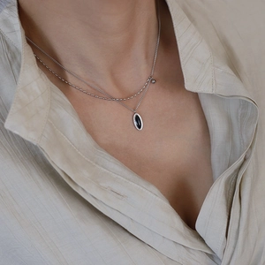 Gros plan d'un collier double couche vintage français avec pendentif ovale noir