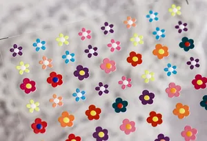 Détail d'autocollants 5D pour ongles fleurs colorées avec texture mate sur film