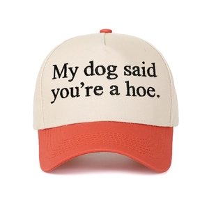 Vue détaillée de la broderie noire sur une casquette de baseball bicolore beige et orange