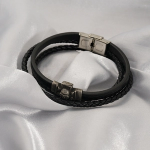 Bracelet multicouche en cuir noir tressé avec crâne gothique et fermoir en acier inoxydable