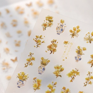 Makro-Detail von chinesischen Vintage-Blumen-Nagelstickern mit Goldfolie und Motiven