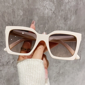 Trendy vierkante oversized zonnebril voor dames met crème montuur en bruine verloop