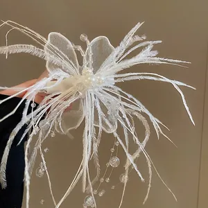 Pince à cheveux papillon blanche avec plumes, dentelle, perles et longues franges