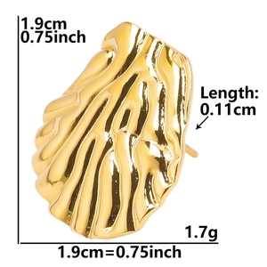 Detailed view of golden leaf earrings with dimensions 1.9cm and weight 1.7g