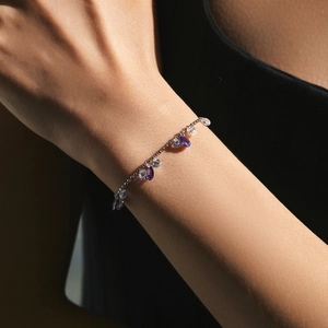 Elegante bracciale in argento S925 con pendenti in ametista a goccia d'acqua sul polso donna