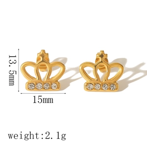 Détails des boucles d'oreilles couronne en or 18k avec zircons et dimensions 13,5x15mm