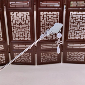 Épingle à cheveux vintage argentée avec nuages en jade et glands sur paravent