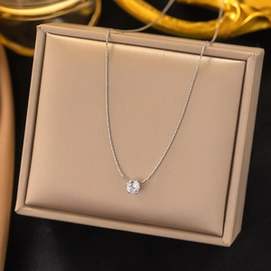 Nahaufnahme der goldenen Halskette mit 6-Krallen-Diamantanhänger auf einer Schmuckbox