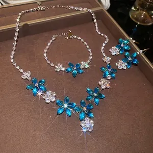 Ensemble raffiné de collier, bracelet et boucles d'oreilles fleur en zircon bleu élégant