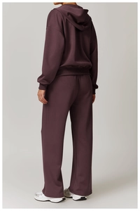 Rückansicht des dunkelvioletten Lounge-Sets mit Kapuzenpullover und weiter Jogginghose