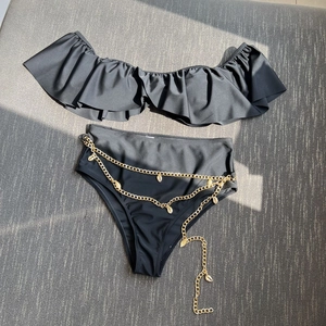 Bikini noir à volants avec culotte haute et détail de chaîne à breloque coquillage doré