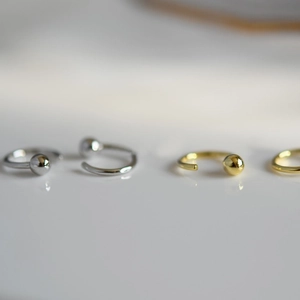 Aros minimalistas de aguja de plata 925 con cuentas metálicas en acabado oro y plata