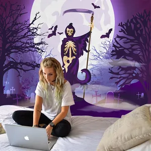 Detail van Halloween wandkleed met magere hein, paarse maan en begraafplaats achtergrond
