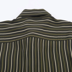 Detail der gestreiften olivgrünen Hemdrückseite mit verschiedenen Streifenmustern