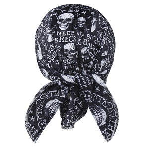 Détail d'un bandana de pirate noir avec imprimé tête de mort blanche et lettres gothiques