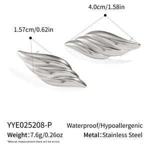 Detailed view of silver leaf earrings showing dimensions 4.0cm x 1.57cm and 7.6g weight