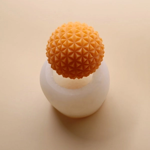 Dettaglio macro dello stampo in silicone a sfera geometrica con trama a diamante 3D
