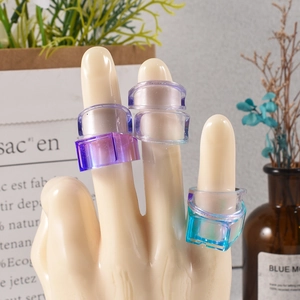 Nahaufnahme eines blauen Resin-Rings mit Glitzer und Farbverlauf am Handmodell
