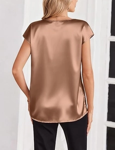 Vista trasera de la elegante blusa de satén bronce que muestra la textura de la tela