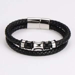 Primer plano de pulsera de cuero trenzado de doble capa con detalles de metal plateado
