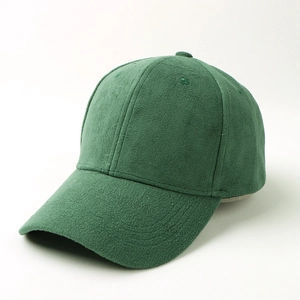 Dettaglio ravvicinato della texture in pile verde scuro di questo berretto da baseball invernale