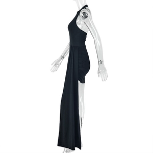 Détail de la robe noire dos nu avec design asymétrique et lien sur le côté