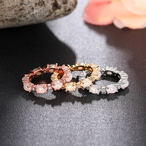 Lot de trois bagues éternité ovales en opale empilables en or argent et or rose