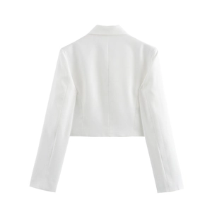 Vista posteriore di un blazer corto bianco con dettaglio della cucitura sartoriale sul retro