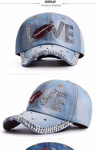 Details von Denim Baseballkappe mit LOVE-Strassbuchstaben und silbernen Nieten-Akzenten