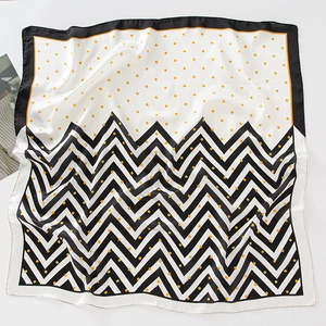 Carré de soie chic avec pois orange et motifs rayés en zigzag noir et blanc élégants