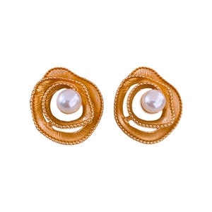 Elegant gold hollow flower earrings with white pearls in a vintage court style design