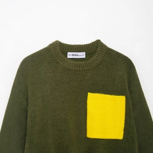 Pull en maille pour femme vert armée avec poche poitrine jaune contrastée et col rond