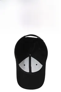 Vue détaillée de l'intérieur de la casquette noire montrant le bandeau et la doublure