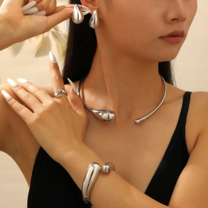 Set di gioielli geometrici in argento con collana a molla e orecchini minimalisti