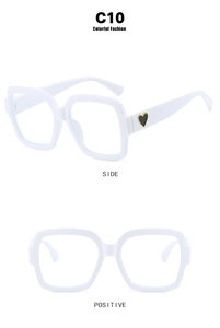 Detail der weißen Oversize-Sonnenbrille mit quadratischem Rahmen und Herz-Deko