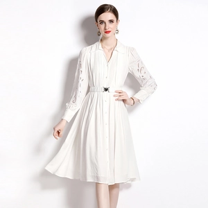 Robe chemise blanche élégante avec manches brodées ajourées et taille ceinturée