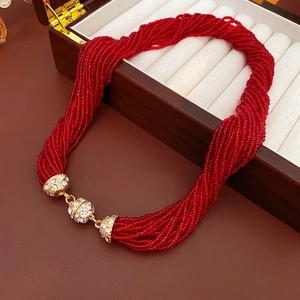 Collana multifilo di perle rosse con chiusura magnetica dorata e strass luminosi