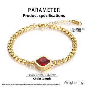 Detailansicht eines goldenen Gliederarmbands mit rotem Zirkonia und Maßen aus Edelstahl