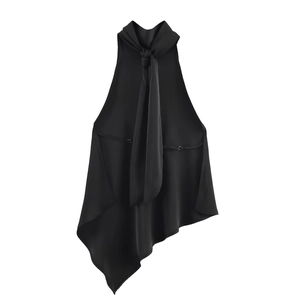 Détail d'un haut en satin noir à col bénitier et ourlet drapé asymétrique élégant