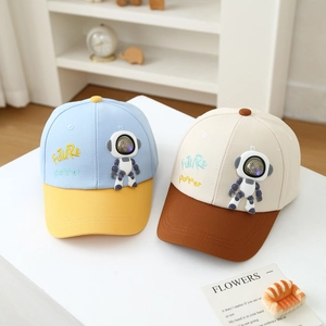 Detailed view of children's cotton baseball caps with astronaut dolls and embroidery