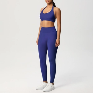 Set sportivo blu navy con reggiseno allacciato al collo e leggings a vita alta
