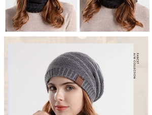 Détail d'un ensemble bonnet et tour de cou en tricot gris foncé avec écusson en cuir