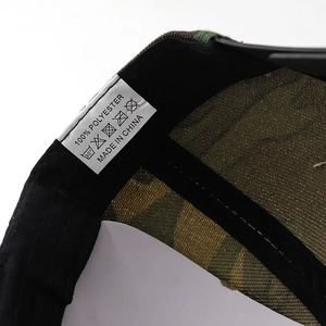 Détail intérieur d'une casquette camouflage avec bandeau de sudation et étiquettes