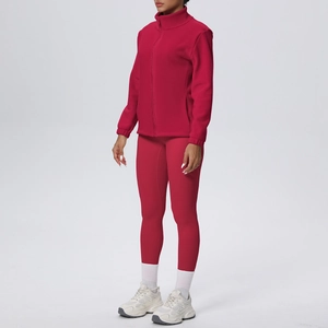 Dettaglio del set yoga termico rosso scuro con giacca con zip in pile e leggings a vita alta
