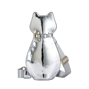 Detail of a silver metallic cat-shaped crossbody bag with glossy finish and golden hardware