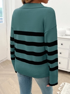 Dettaglio del retro del maglione a righe verde acqua e nero con polsini e orlo a coste
