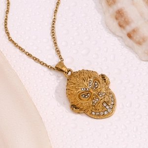 Vue macro du pendentif singe plaqué or 18K avec pierres brillantes et chaîne fine