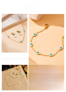 Dettaglio del set di gioielli placcati oro con occhio greco blu, collana e orecchini
